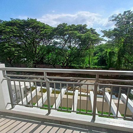 Acacia Estates Taguig Aparthotel Manila Esterno foto