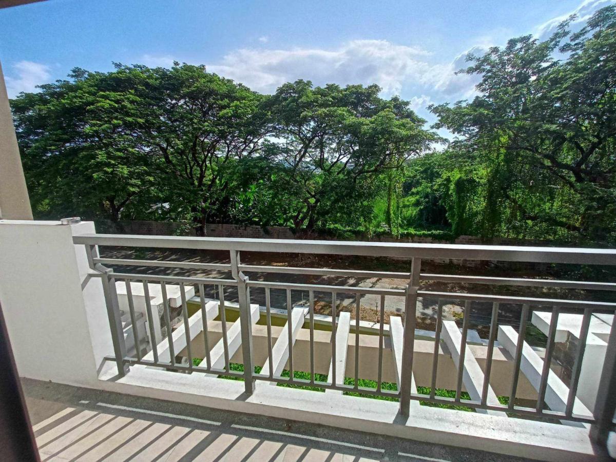 Acacia Estates Taguig Aparthotel Manila Esterno foto