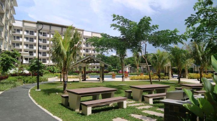 Acacia Estates Taguig Aparthotel Manila Esterno foto